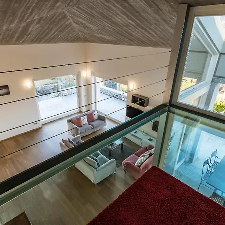 Rogaro Corinna Vila *